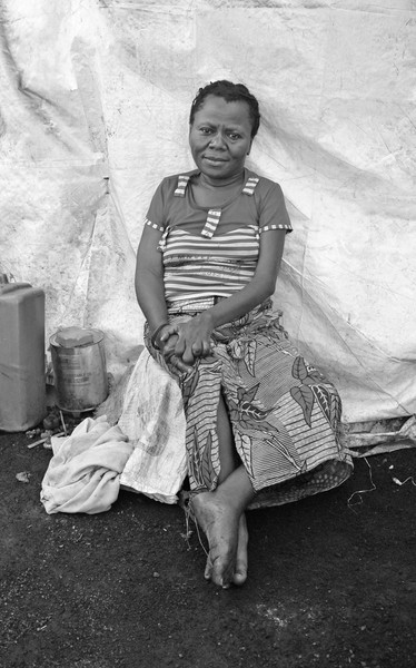 Jeannette sitzt vor einem Zelt.