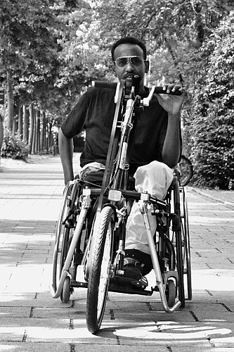 Abdi Karshe im Rollstuhl mit Handkurbel