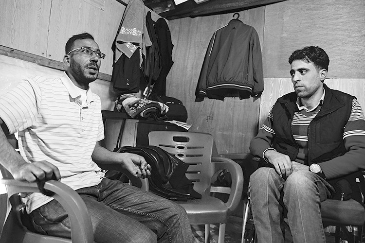 Osama und ein weiterer Geflüchteter im Gespräch.