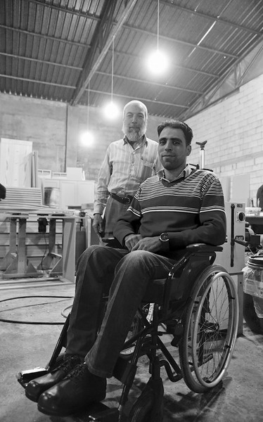 Osama und Maydan in der Werkstatt.