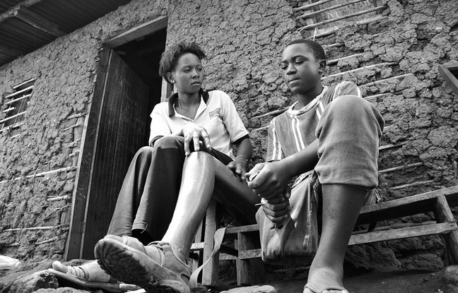 Eine Frau unterhält sich mit einem Jungen mit Unterschenkelprothese.