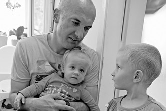 Mirsad liebevoll mit seinen zwei Kindern.