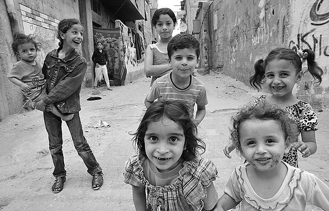 Eine Gruppe junger Kinder auf einer staubigen Straße. 
