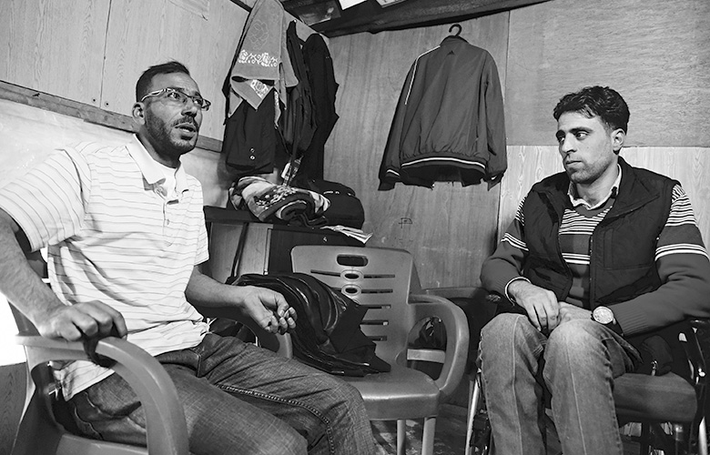 Osama und ein weiterer Geflüchteter im Gespräch.