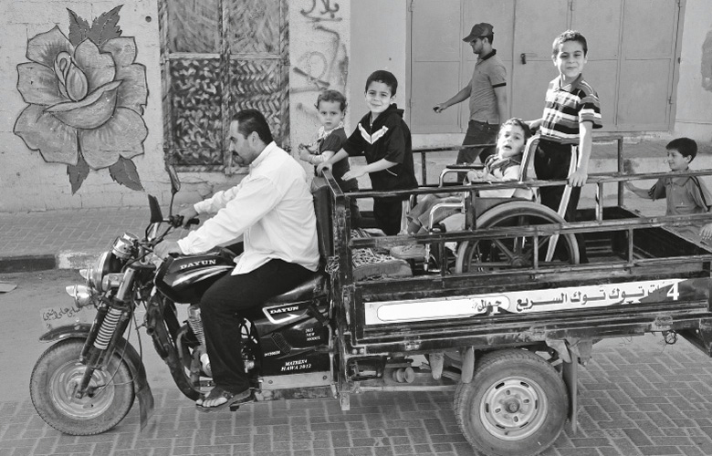Nour und seine Geschwister auf der Ladefläche des väterlichen Tuktuks.