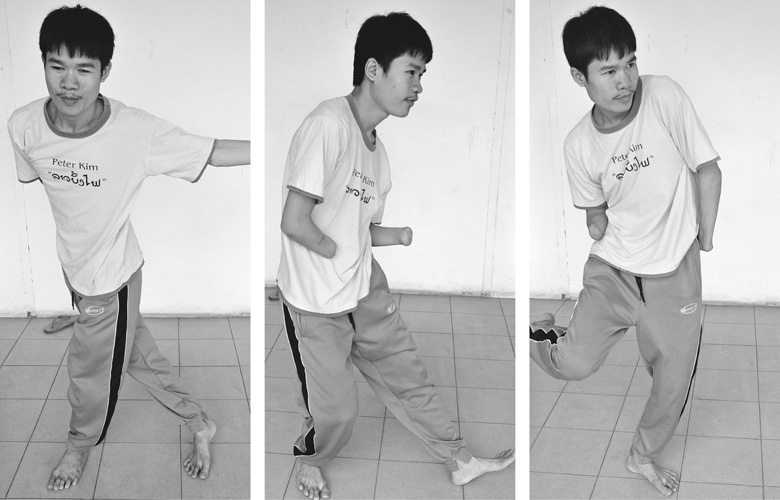 3 Bilder. Phongsavath tanzt in 3 Positionen.