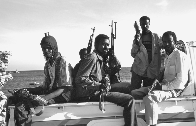 Fünf Männer mit Gewehren auf einem Truck. Abdi ist nicht dabei.